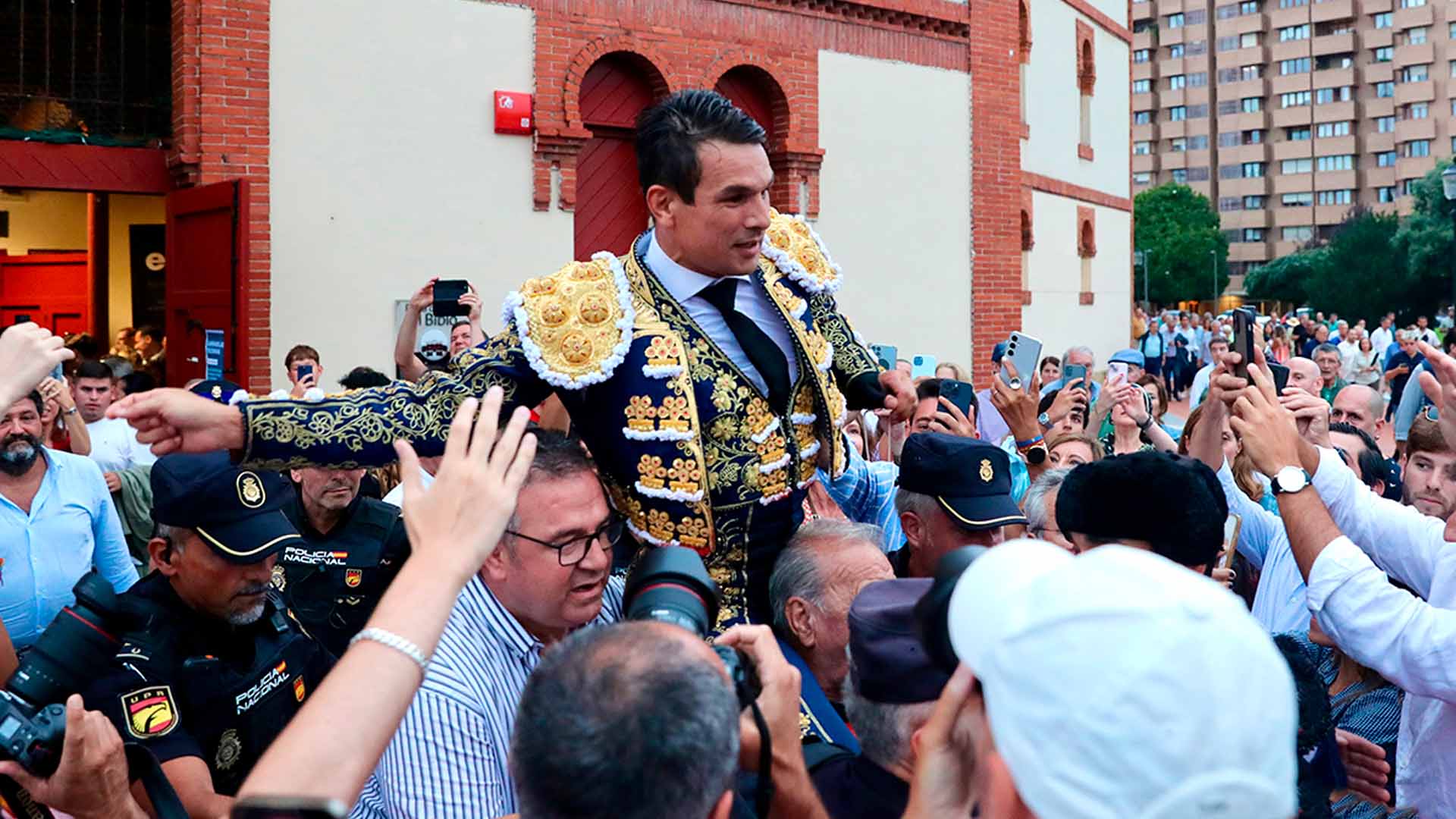 Jose María Manzanares, sale por la Puerta Grande en Gijón